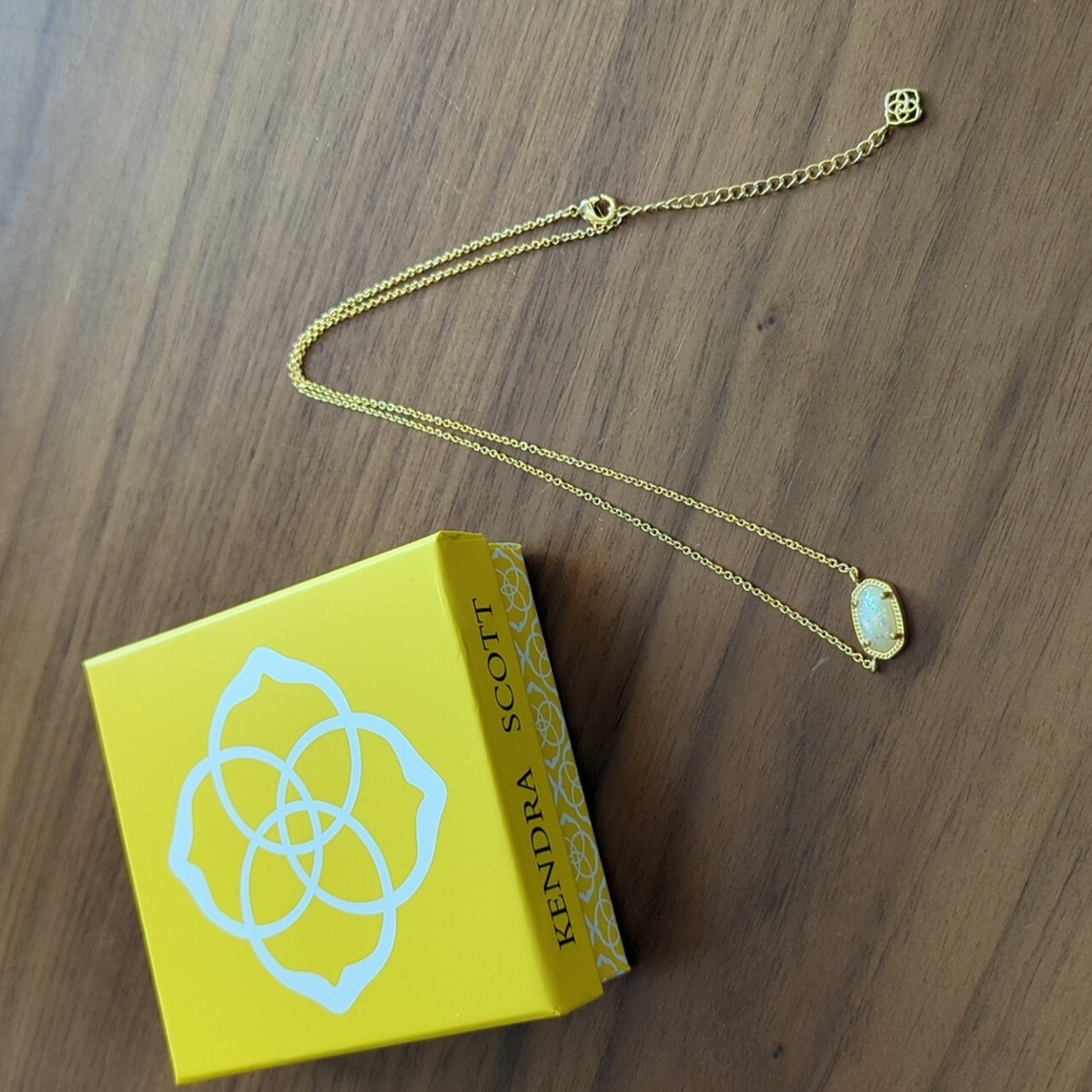 Kendra Scott gold pendant with box